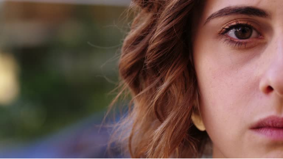 This woman’s perfect natural waves are the result of following the ultimate heatless hair curler guide.