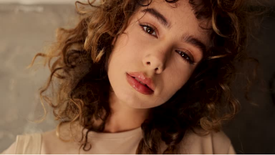 Person with healthy curls (the safe, heat-free result achieved by a heatless hair curler, central to the safety guide)